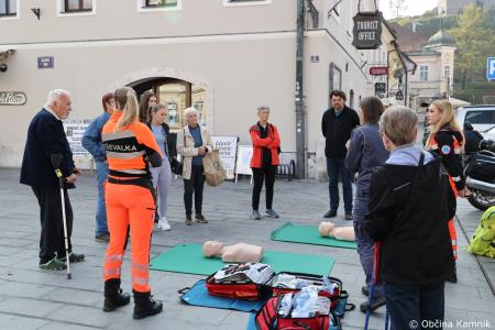 Predstavitev postopkov oživljanja in uporabe defibrilatorja na Glavnem trgu v Kamniku (10)